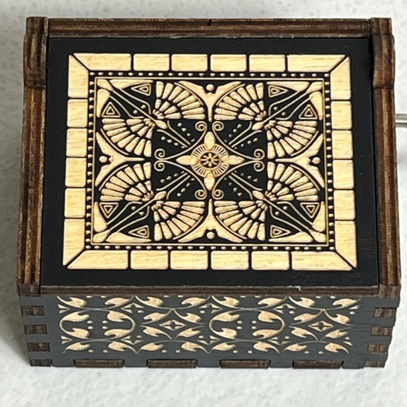 Harry Potter Heart Platform 9 3/4 Wooden Hand Crank Music Box Musical Movie New - Picture 5 of 10